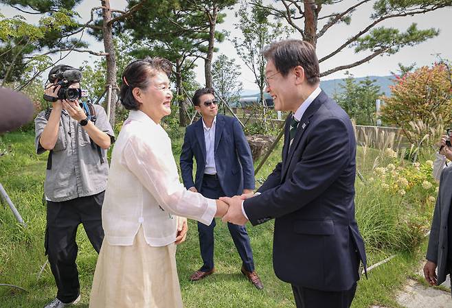 [서울=뉴시스] 권창회 기자 = 이재명 더불어민주당 대표와 김정숙 여사가 8일 경남 양산시 하북면 평산마을 문 전 대통령 사저에서 악수를 하고 있다. (사진=더불어민주당 제공) 2024.09.08. photo@newsis.com *재판매 및 DB 금지