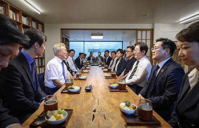 문재인 전 대통령 찾은 민주당 지도부. 더불어민주당 제공