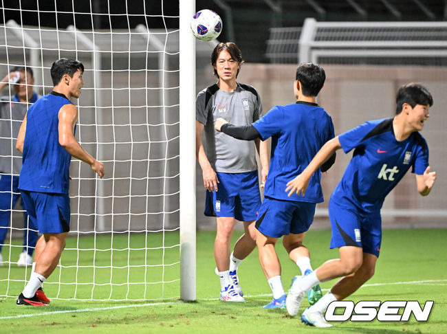 [OSEN=시브(오만) 민경훈 기자] 홍명보 감독이 이끄는 대한민국 축구대표팀 이 7일(현지시간) 오만 알 시브 스타디움에서 훈련을 가졌다.대한민국 축구대표팀은 오는 10일 오만과 2026 국제축구연맹(FIFA) 북중미 월드컵 아시아지역 3차 예선 B조 조별리그 2차전을 갖는다.한국 홍명보 감독이 선수들의 훈련을 주시하고 있다. 2024.09.07 / rumi@osen.co.kr