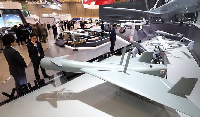 ‘2024 드론쇼 코리아’에서 관람객들이 대한항공 부스에 전시된 드론을 살펴보고 있다. 세계일보 자료사진