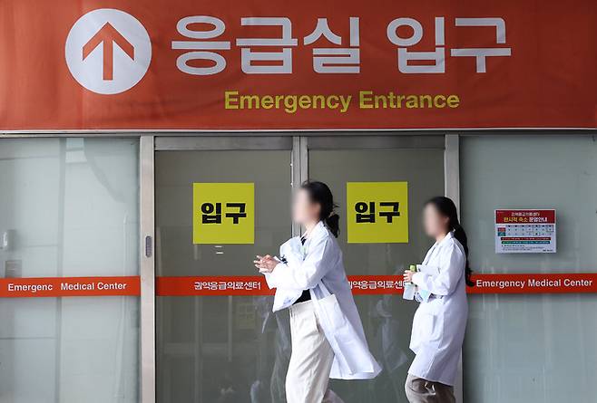 지난 5일 오전 경기도 수원시 아주대병원 응급실에 한시적 축소 운영 안내문이 붙어 있다. 연합뉴스