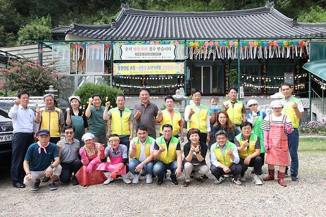 포항시의회가 지난 7일 포항 북구 용흥동 소재 죽림사가 운영하는 무료급식소에서 배식 봉사활동을 펼친 뒤 기념촬영을 하고 있다. 포항시의회 제공