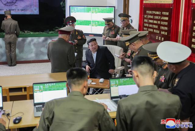김정은 광폭 군사행보···포병학교·해군기지·군수공장 연쇄 시찰