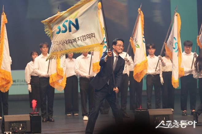 김석표 대구사회복지협의회 회장이 협의회 깃발을 흔들고 있다./사진=대구사회복지협의회