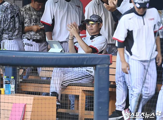 염경엽 LG 감독은 8일 잠실구장에서 열린 '2024 신한 SOL Bank KBO 리그' 한화와 팀 간 15차전 맞대결에서 팀의 14-3 승리를 지휘했다. 사령탑은 선수단의 활약에 아낌없는 박수를 보냈다. 엑스포츠뉴스 DB