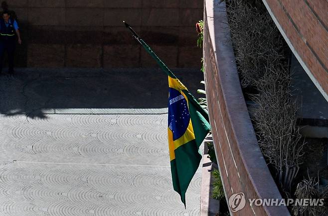 베네수엘라 주재 아르헨티나 대사관에 걸려 있는 브라질 국기 [AFP 연합뉴스 자료사진. 재판매 및 DB 금지]