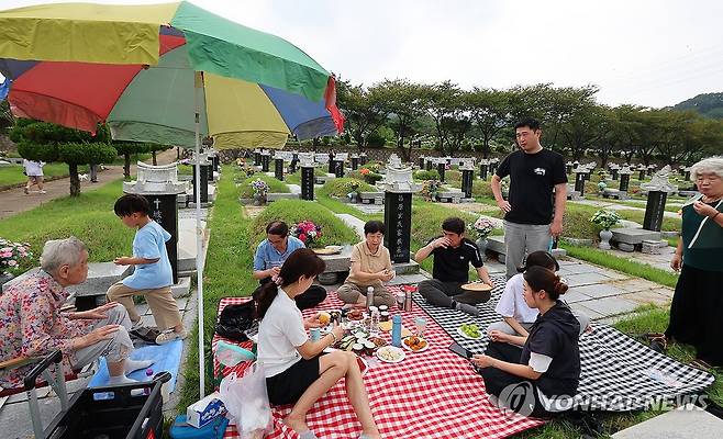 음복하는 성묘객들 인천=연합뉴스) 임순석 기자 = 추석 연휴를 일주일 앞둔 8일 오전 인천 부평구 인천가족공원을 찾은 4대 가족이 성묘를 마친 뒤 음복하고 있다. 2024.9.8 soonseok02@yna.co.kr