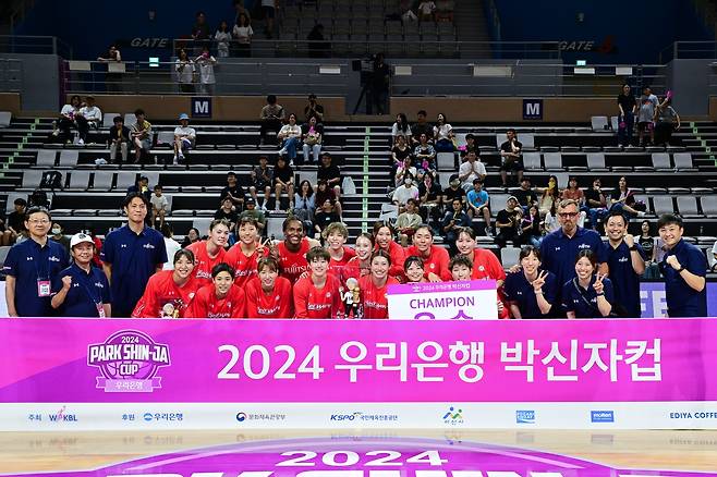 우승 차지한 후지쓰 선수단 [WKBL 제공. 재판매 및 DB 금지]