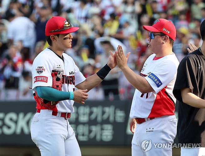 김도영, 이범호 감독과 하이파이브 (광주=연합뉴스) 조남수 기자 = 8일 광주기아챔피언스필드에서 열린 프로야구 키움 히어로즈와 KIA 타이거즈의 경기. 30홈런-30도루-100타점-100득점을 달성한 KIA 김도영이 경기를 마치고 이범호 감독과 하이파이브 하고 있다. 2024.9.8 iso64@yna.co.kr