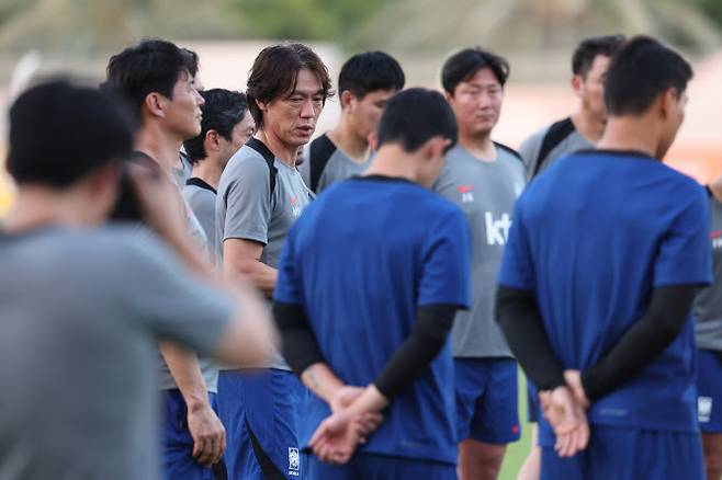 북중미 월드컵 3차 예선 오만전을 앞둔 축구 국가대표팀 홍명보 감독이 7일 오후(현지시간) 알 시브 스타디움에서 팀 훈련 앞서 선수단을 모아놓고 이야기를 하고 있다. 사진=연합뉴스