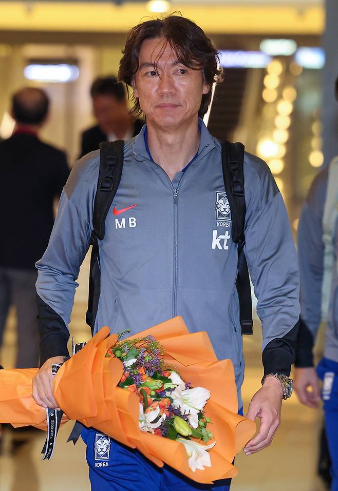 오만에 입국한 한국 축구 대표팀 홍명보 감독