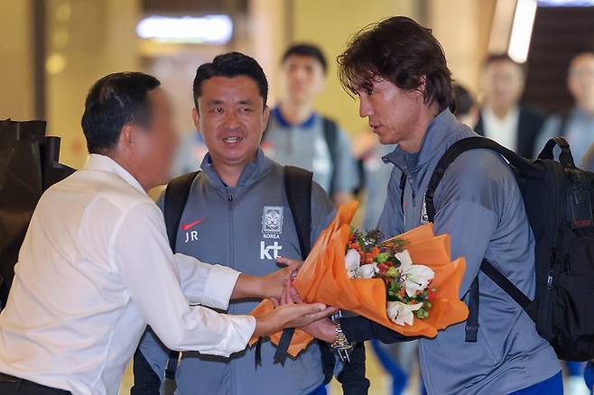 오만에 도착해 환영 꽃다발을 받는 한국 축구 대표팀 홍명보 감독