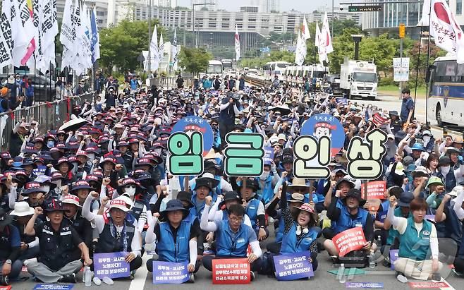 공무원노동조합총연맹(공노총)과 공무원·교원 생존권 쟁취 공동투쟁위(공투위) 조합원들이 7일 오전 세종시 정부세종청사 기획재정부 앞에서 열린 공무원보수위원회 결정사항 이행 촉구 총궐기대회에서 구호를 외치고 있다. 2024.8.7/뉴스1 ⓒ News1 김기남 기자