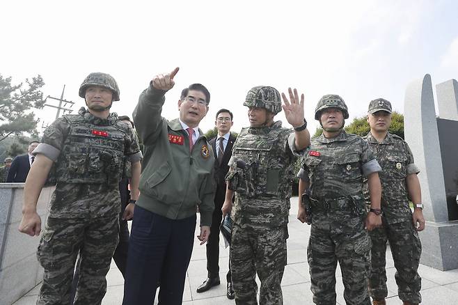 김용현 국방부 장관이 최전방 관측소(OP)에서 작전대비태세를 보고 받고 있다.(국방부 제공)