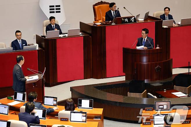 박지원 더불어민주당 의원이 9일 오후 서울 여의도 국회에서 열린 제418회국회(정기회) 제4차 본회의에서 한덕수 국무총리를 향해 정치 분야 대정부질문을 하고 있다. 2024.9.9/뉴스1 ⓒ News1 안은나 기자