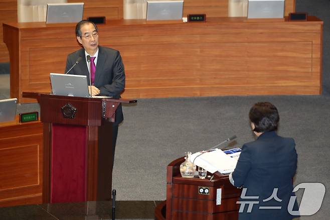 한덕수 국무총리가 9일 오후 서울 여의도 국회 본회의장에서 열린 정치 분야 대정부질문에서 서영교 더불어민주당 의원 질의에 답하고 있다. 2024.9.9/뉴스1 ⓒ News1 이광호 기자