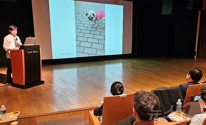 카시카미 수의사가 8일 서울 강남구 대웅제약에서 열린 '2024 SVSRM 세미나'에서 강의를 하고 있다. ⓒ 뉴스1 최서윤 기자