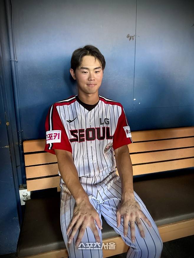 LG 이영빈이 8일 잠실 한화전에서 홈런 2개 포함 4안타 5타점으로 활약한 후 취재진과 인터뷰에 임하고 있다. 사진 | 잠실=윤세호기자 bng7@sprotsseoul.com