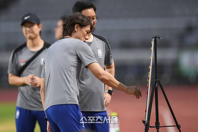 홍명보 감독이 5일 서울월드컵경기장에서 열린 2026 북중미월드컵 3차 예선 팔레스타인과 경기에서 작전지시를 하고 있다. 2024. 9. 5. 상암 | 최승섭기자 thunder@sportsseoul.com