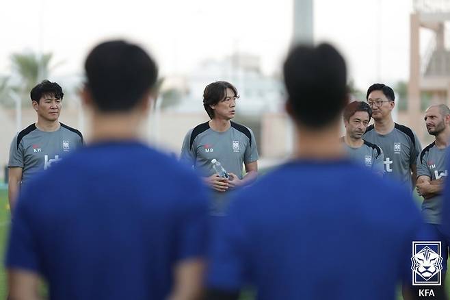 홍명보(가운데) 감독이 선수단과 미팅하고 있다. 사진 | 대한축구협회