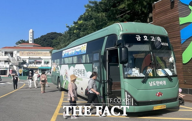 전남도는 가을 남도의 정취를 느낄 수 있는 28개 가을코스를 새롭게 구성해 남도한바퀴를 운행한다. 사진은 여수 오동도 관광객들이 남도한바퀴 버스에 오르고 있다./무안=홍정열 기자