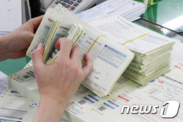 한국전력 서울지역사업소에서 한 직원이 가정으로 배부될 전기요금 고지서를 분류하고 있다. 사진=뉴스1