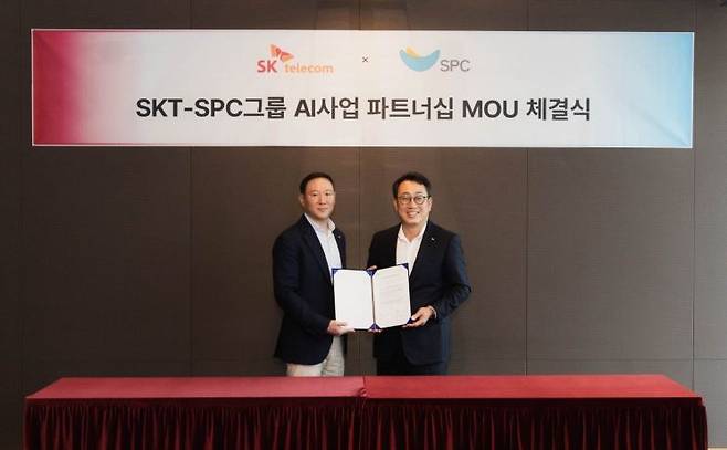 SPC 그룹 허희수 부사장(왼쪽)과 SKT 유영상 CEO가 MOU를 마친 후 기념 촬영하는 모습. 사진=SPC