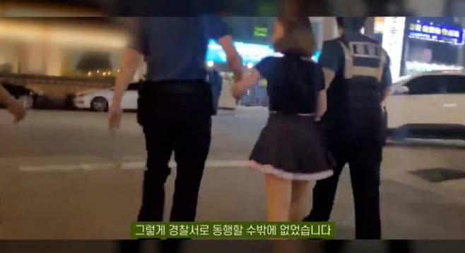 한국에 들어와 결혼 열흘 만에 가출한 베트남 아내가 노래방 도우미로 일하다가 경찰관들에게 붙잡힌 모습./유튜브