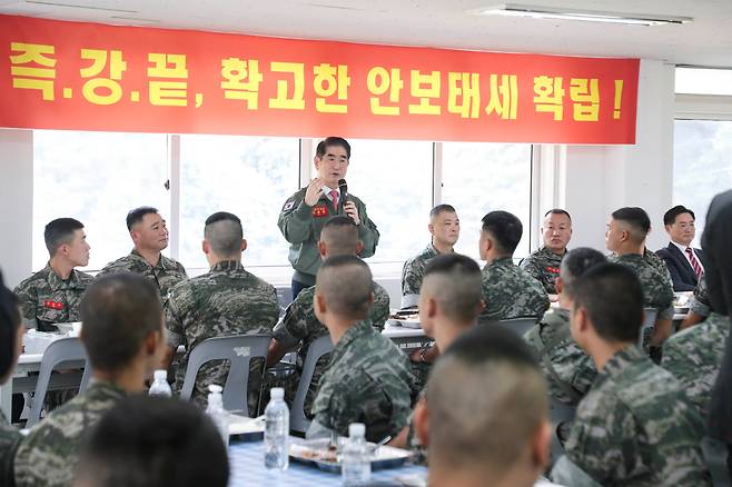 김용현 국방부장관이 9일 해병2사단을 찾아 병영식당에서 장병들을 격려하고 있다. /국방부