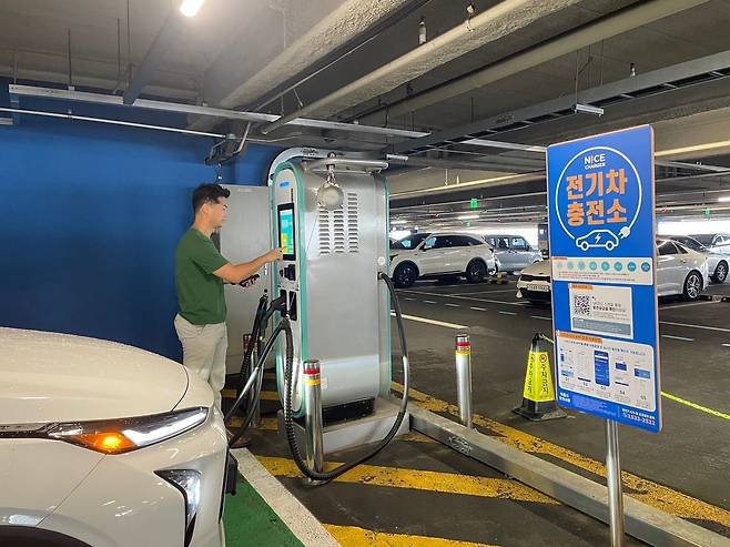 서울 용산 아이파크 몰에서 한 전기차 차주가 '나이스차저'로 충전하고 있다. 한국전자금융은 아이파크 몰 주차장 사업도 맡고 있다. /장우정 기자