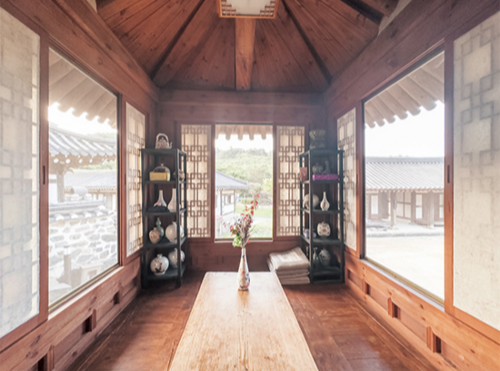 문헌전통호텔의 멋스러운 거실