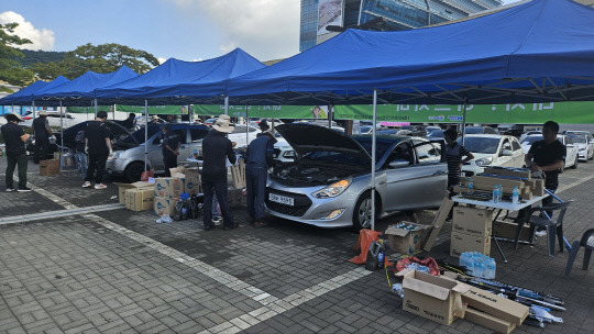 충남자동차전문정비사업조합 당진시지회(지회장 김명식)이 상록문화제 행사기간인 지난 6-8일 당진시의회 주차장에서 시민들을 대상으로 자동차 무상점검을 진행했다. 사진=당진시지회 제공.