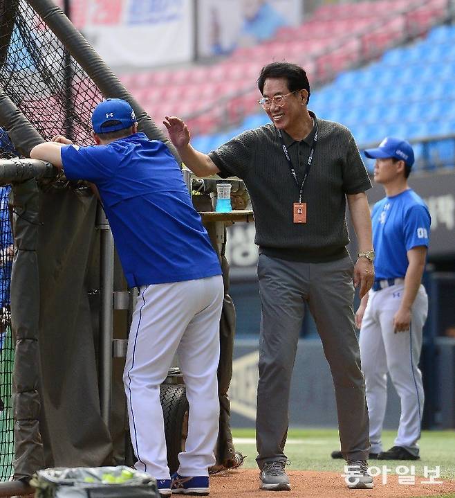 삼성의 에이스로 활약했던 김시진 KBO 경기운영위원장이 경기 전 박진만 삼성 감독에게 인사를 하고 있다. 동아일보 DB