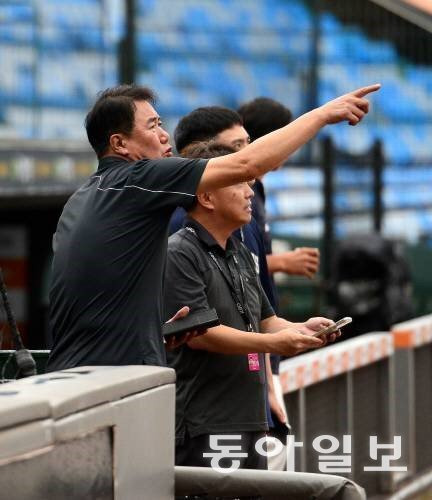 김시진 KBO 경기운영위원장이 경기 전 경기전 상황을 살피고 있다. 동아일보 DB