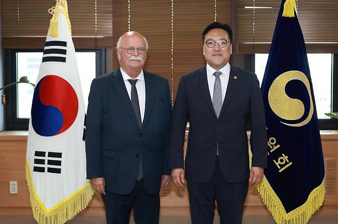 김병환 금융위원장이 9일 오후 정부서울청사에서 프랑스 상원 재정위원회(Finance Committee) 끌로드 레이날 위원장(Claude Raynal)을 비롯한 소속 상원의원 6명(장-프랑수아 위쏭(Jean-François Husson), 띠에리 꼬직(Thierry Cozic), 또마 도쒸(Thomas Dossus), 스테판 쏘따렐(Stephane Sautarel), 미셀 까네베(Michel CANÉVET)) 등과 면담했다. 금융위원회 제공