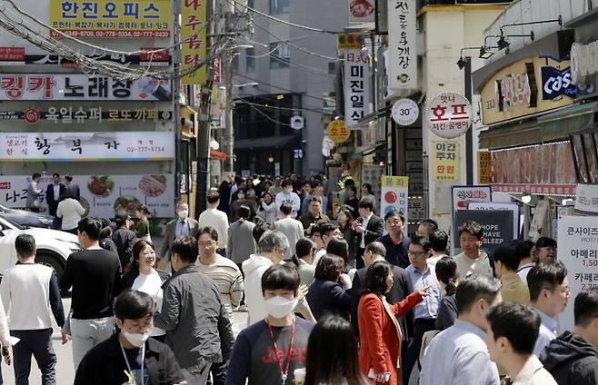 지난 4월 12일 시민들이 서울 중구 식당가 인근에서 이동하고 있다. 뉴시스.