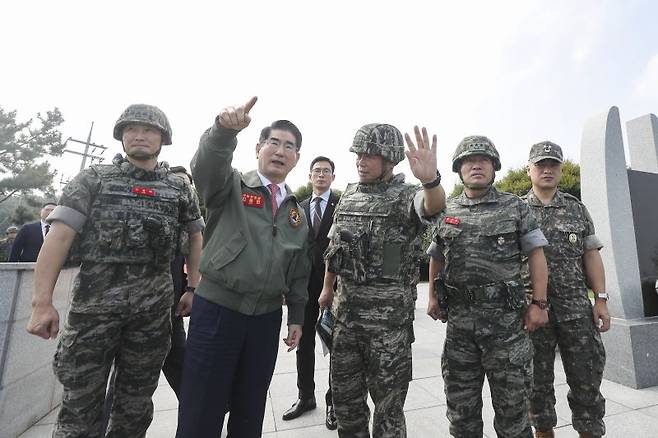 김용현 국방부장관이 9일 해병2사단을 찾아 최전방 관측소(OP)에서 작전대비태세를 보고 받고 있다. 사진=국방부 제공