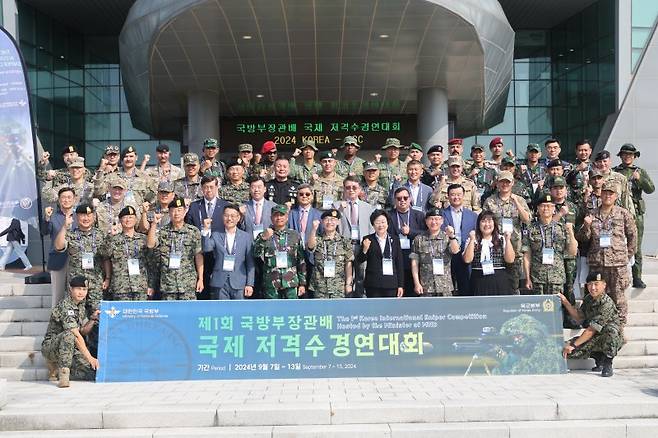 육군은 오는 13일까지 경기도 광주 특수전학교와 이천 비호여단에서 '제1회 국방부장관배 국제 저격수 경연대회'를 개최한다고 9일 밝혔다. 곽종근 특수전사령관(앞줄 왼쪽 여섯 번째)과 김경희 이천시장(앞줄 왼쪽 일곱 번째), 역대 특수전사령관 등 주요참석자들이 개회식에서 기념사진을 촬영하고 있다. 사진=육군 제공