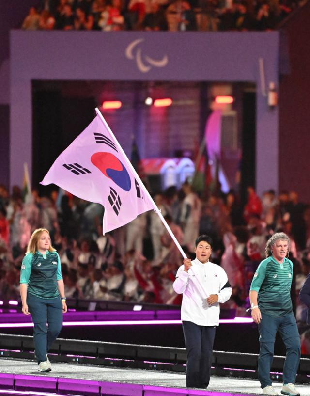 8일(현지시간) 프랑스 파리 스타드 드 프랑스에서 열린 2024 파리 패럴림픽 폐회식에서 기수 최용범(카누)이 입장하고 있다. 사진공동취재단