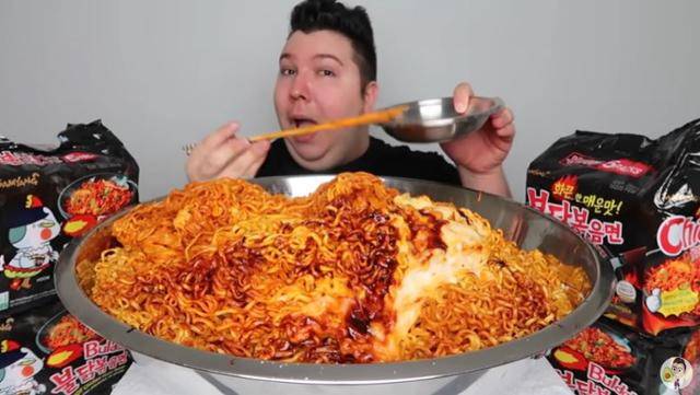 유튜버 '니코카도 아보카도'가 2021년 9월 자신의 유튜브 채널에 올린 1만 칼로리 불닭볶음면 먹방 영상. 니코카도 아보카도 채널 캡처