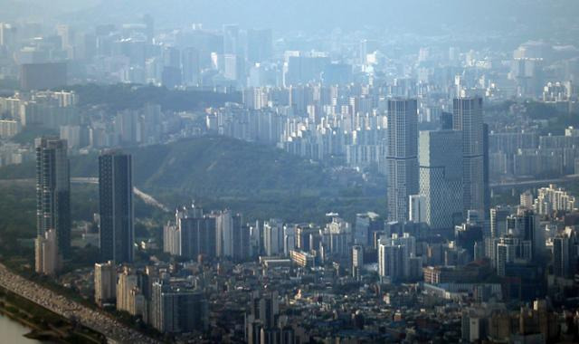 8일 오후 서울 송파구 롯데월드타워 서울스카이에서 아파트 단지가 보이고 있다. 뉴스1