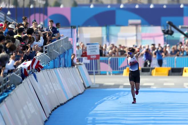 김황태가 2일(한국시간) 2024 파리 패럴림픽 트라이애슬론 마지막 코스(육상)를 통과하며 결승선을 향해 질주하고 있다. 대한장애인체육회 제공