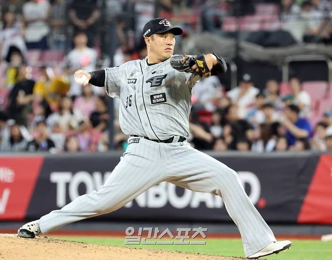 지난 6월 4일 오후 수원 KT위즈파크에서 열린 프로야구 한화와 KT 경기. 한화 투수 장민재가 4회 선발 황준서에 이어 등판 역투하고있다. 수원=정시종 기자 capa@edaily.co.kr