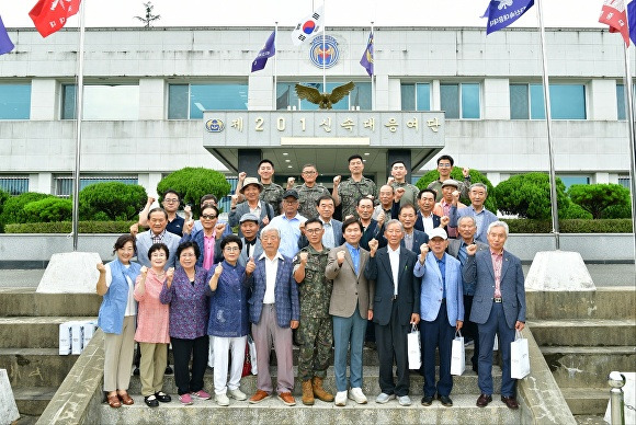 대한노인회 경산지회 관계자들과 조현일 경산시장 등이 하양 201 신속대응여단 격려 방문 후 기념촬영을 하고 있다. [사진=경산시]