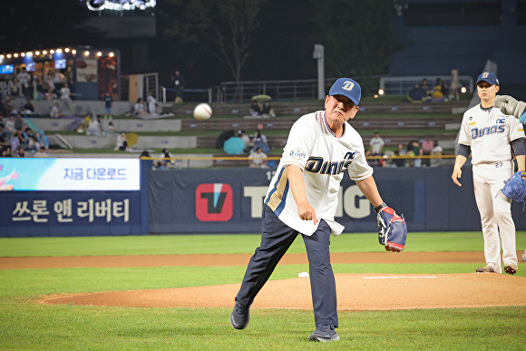 지난 6일 조근제 경상남도 함안군수가 창원NC파크에서 열린 프로야구 NC다이노스와 KT위즈의 경기에서 시구를 하고 있다. [사진=경상남도 함안군]