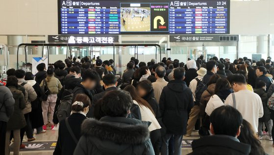 제주국제공항 출발장이 제주를 떠나려는 귀경객과 관광객으로 붐비고 있다. 뉴스1