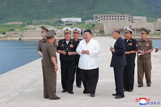 김정은 국무위원장이 현대적 해군기지건설 조성과 관련한 현지요해를 진행하고 건설방향과 실무적 문제를 협의했다고 조선중앙통신이 8일 보도했다. 조선중앙통신=연합뉴스