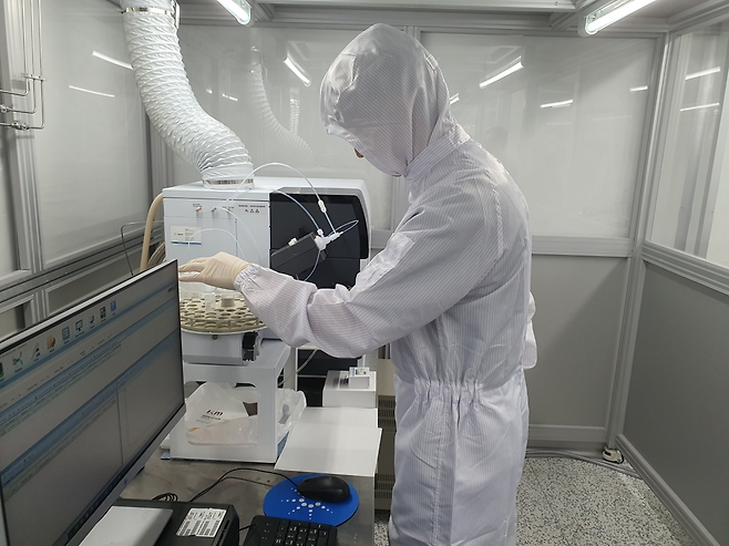 전민재 매니저가 ICP-MS(메탈 정량 분석기) 장비를 조작하고 있다. 군산=윤현주 기자
