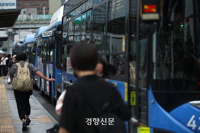 서울역 환승센터에서 시민들이 버스를 버스를 기다리고 있다. 성동훈 기자