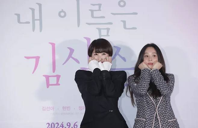 Actresses Kim Sun-ah (left) and Jung Ryeo-won pose at a press event held at CGV Yongsan I\'Park Mall in Yongsan-gu, Seoul on September 5. Yonhap News